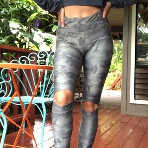 STONE FOX CAMO KNEE HOLE LEGGINGS